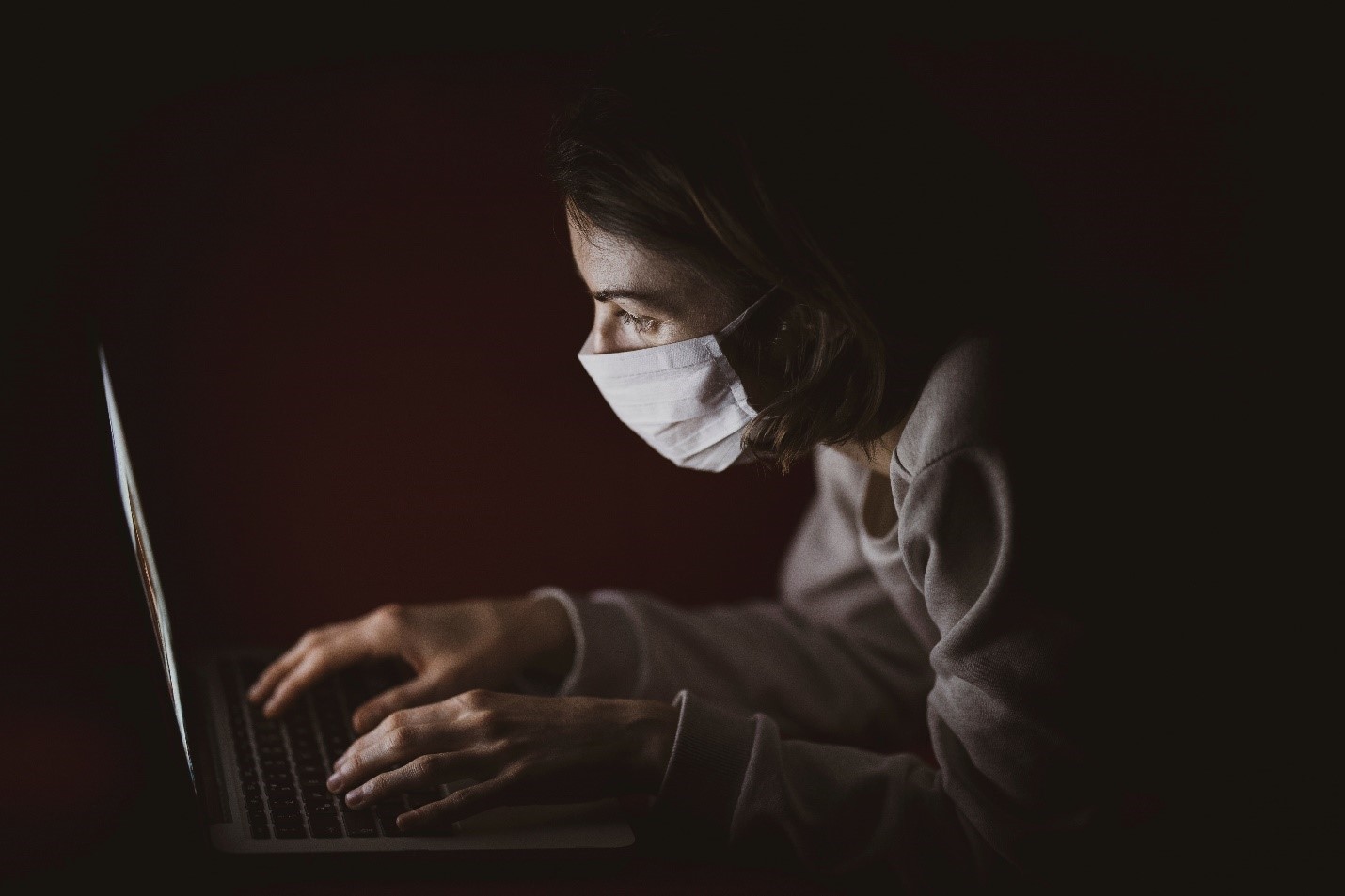 Pictture of a suspicions person on a computer keyboard